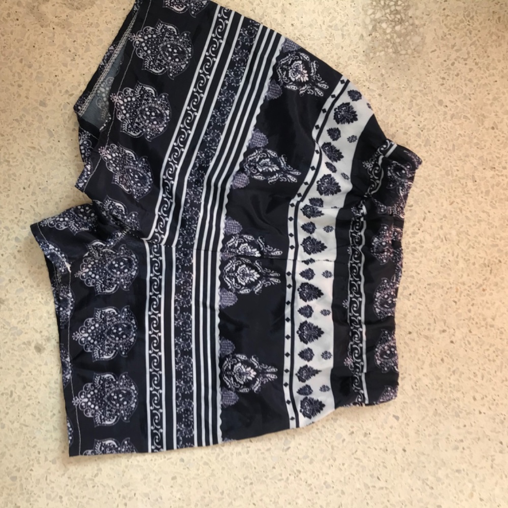 Pattern shorts - Picture 3 of 3